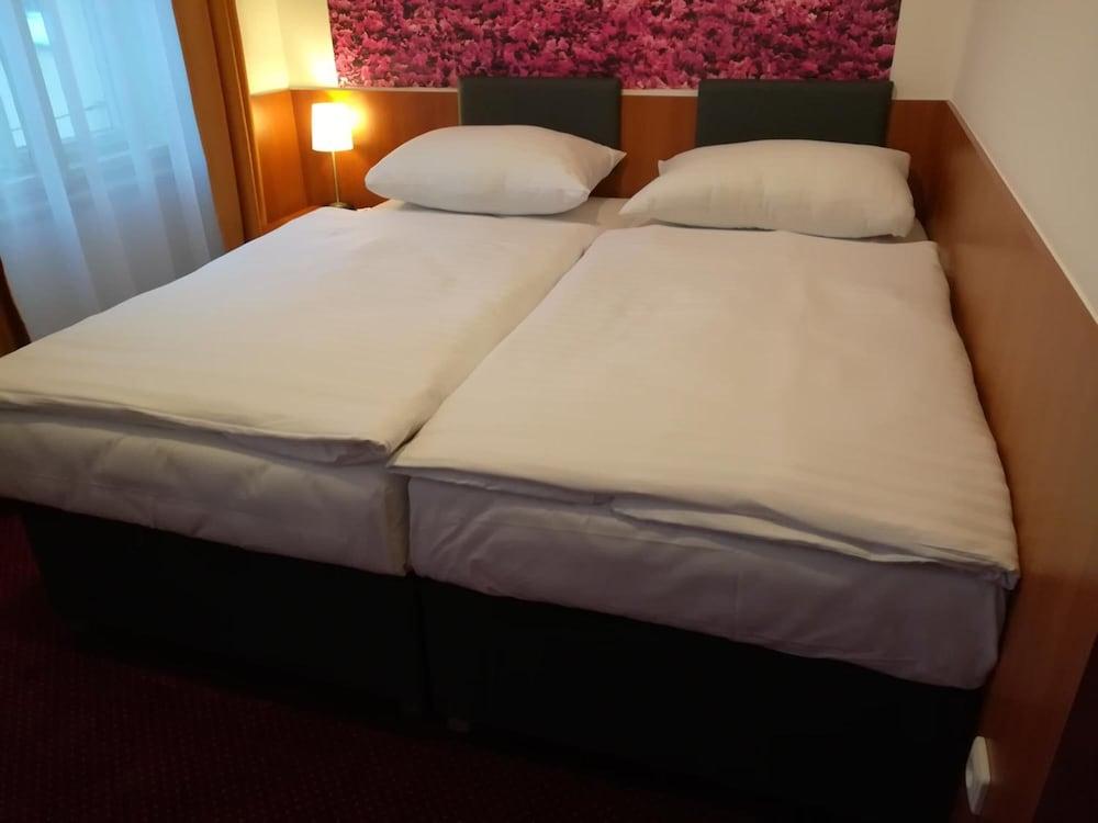 Hotel Zlata Vaha Prague Luaran gambar